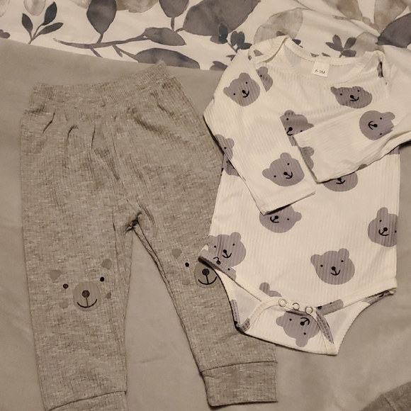 SHEIN Gray and White Bear Print Bodysuit Set - Picture 1 of 1